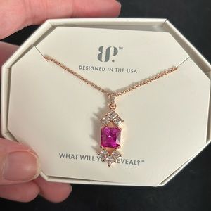 Bomb party og necklace